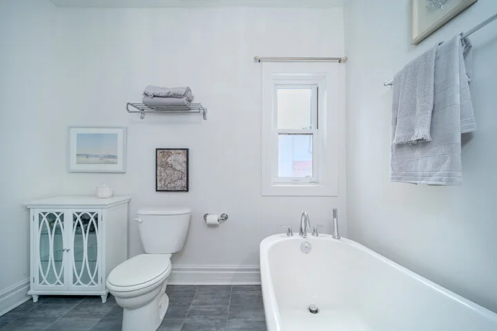 453 Queen St E_042.jpg