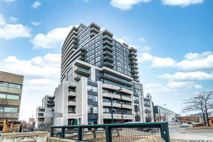 736 Spadina 711_001.jpg