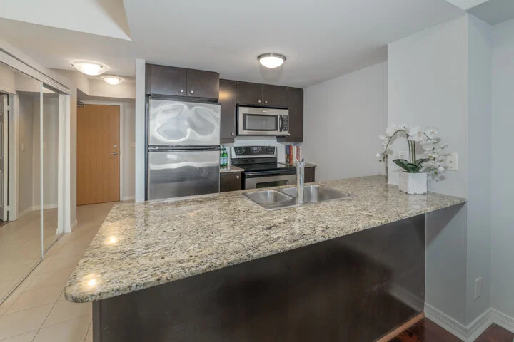 736 Spadina 711_009.jpg