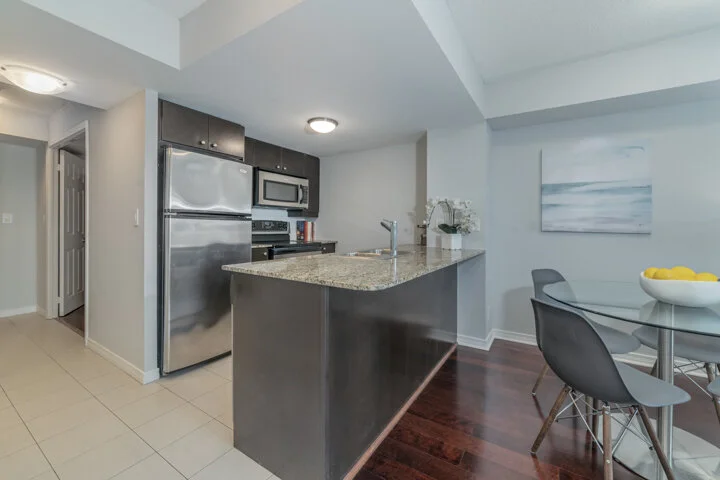 736 Spadina 711_010.jpg