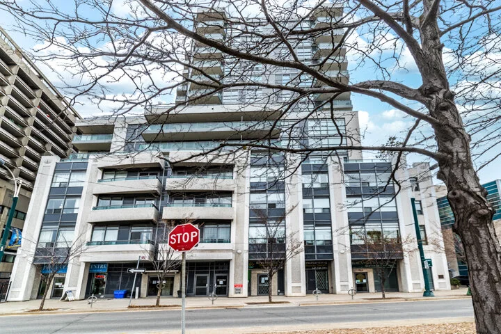 736 Spadina 711_030.jpg