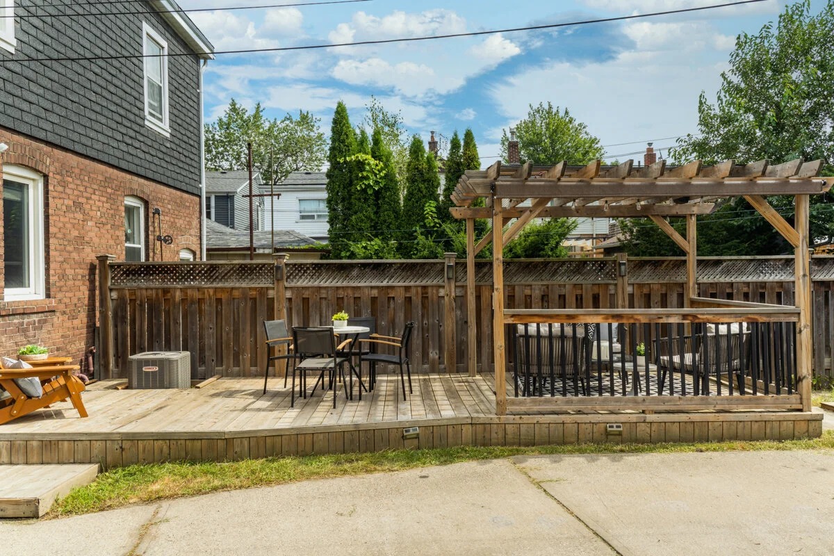 305 Queensdale_041.jpg