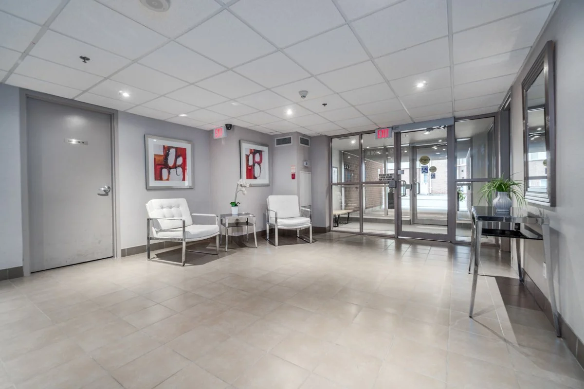 1369 Bloor St W 701_0076.jpg