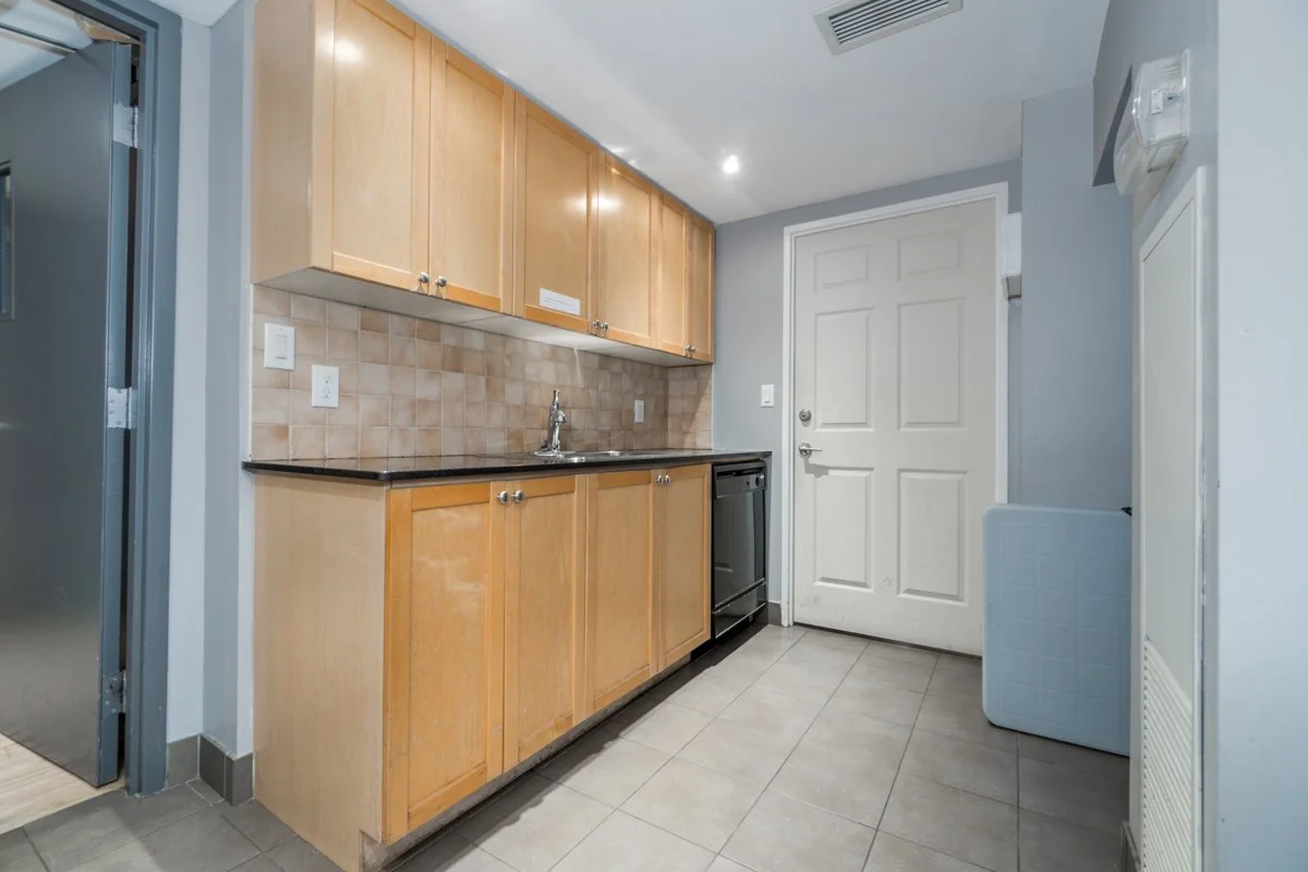 1369 Bloor St W 701_0083.jpg