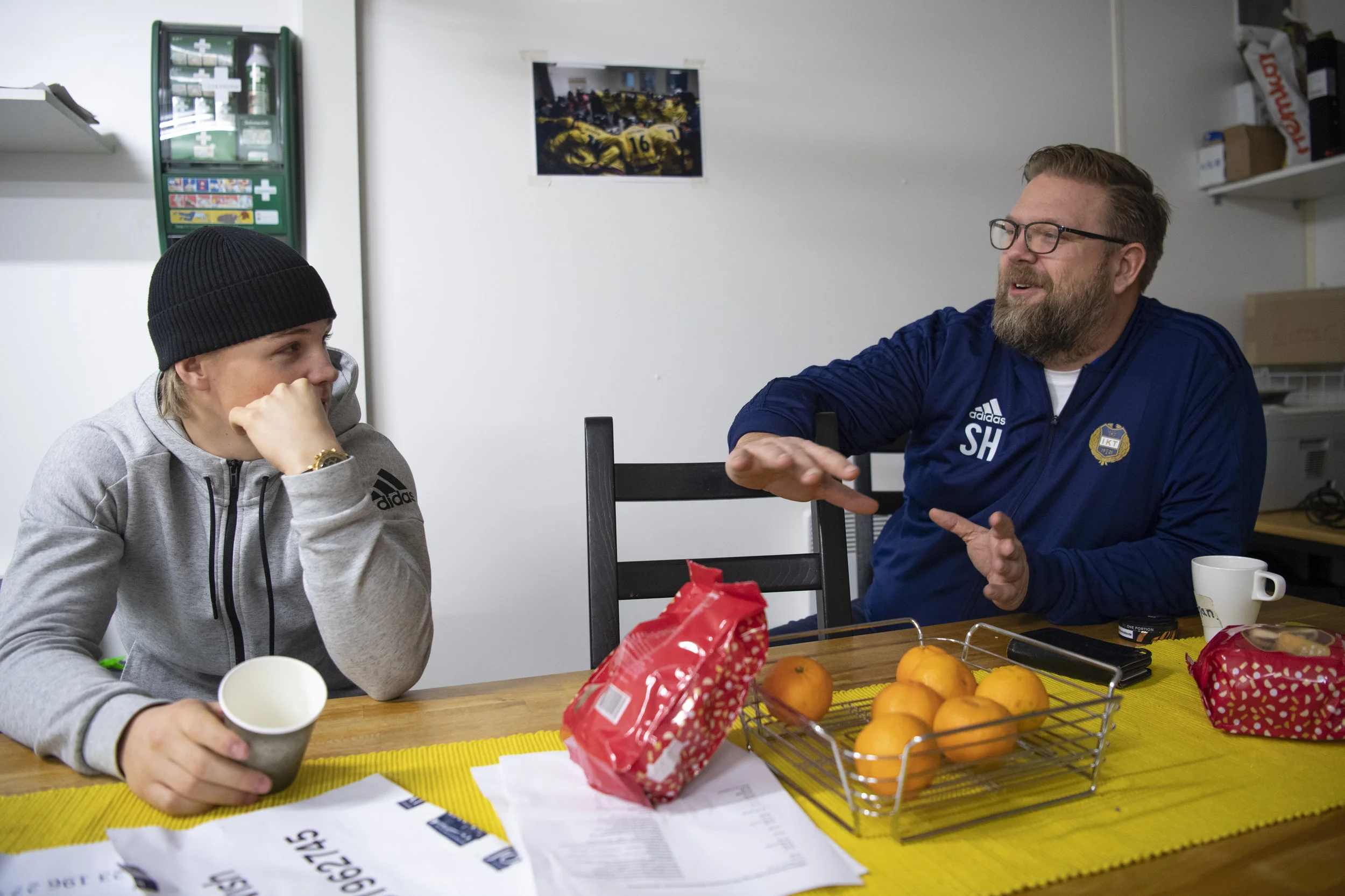 Elias Lindholm och lagledare Stefan Hillman snackar upp matchen. Förväntningarna är höga.