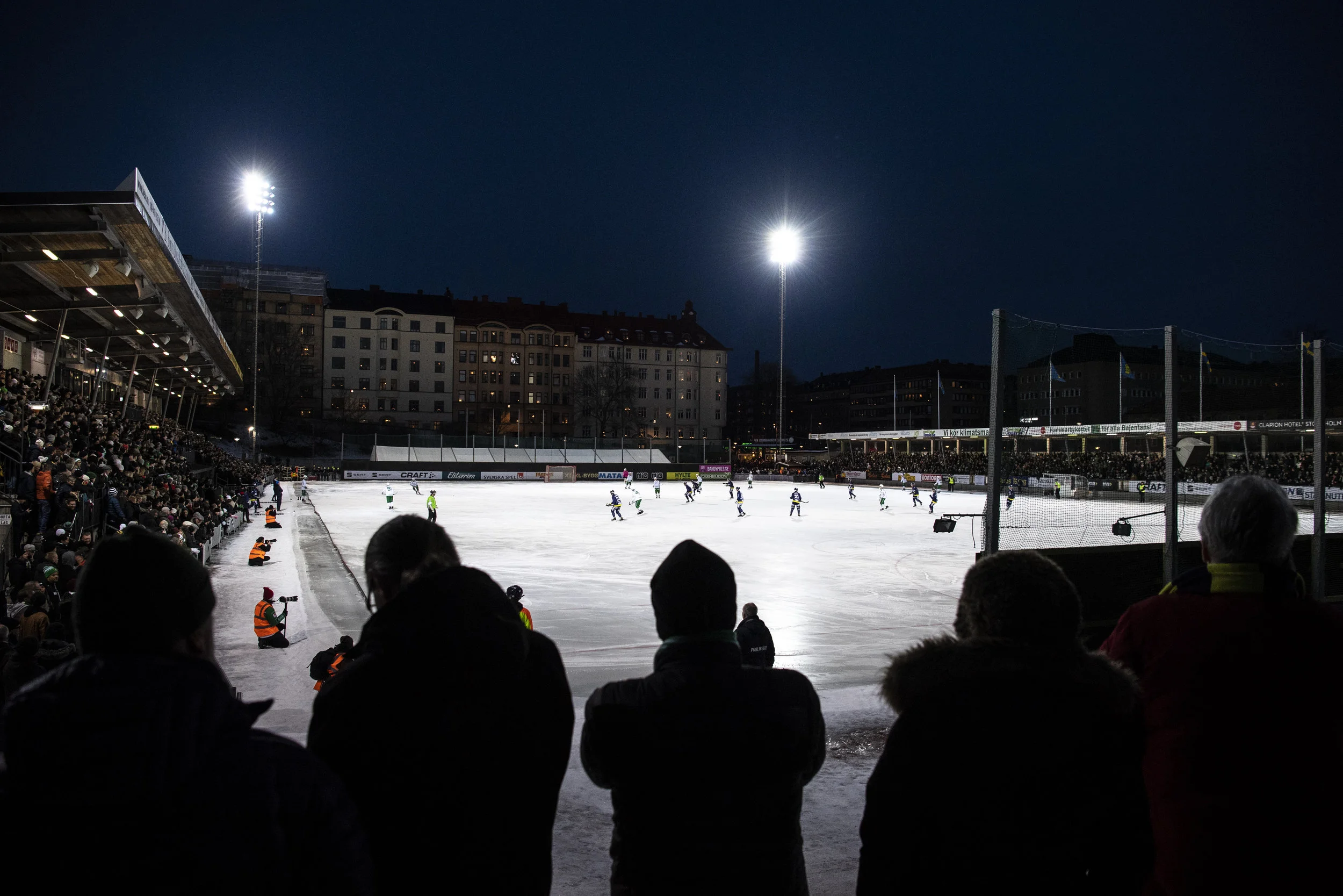Fullsatta läktare innebar att folk fick hitta alternativa platser. Här vyn från en snödriva på ena kortsidan.