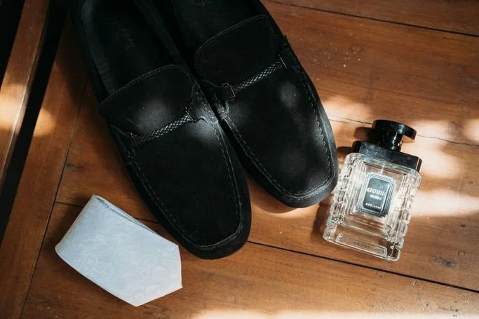 L E T S  C H A T // groom morning photos ✨

That quiet 30 minutes before the ceremony
Where the groom&rsquo;s story is told in the details

Flat lays of cufflinks watches vows and heirlooms
Tailoring touches pressed jackets polished shoes
The calm be