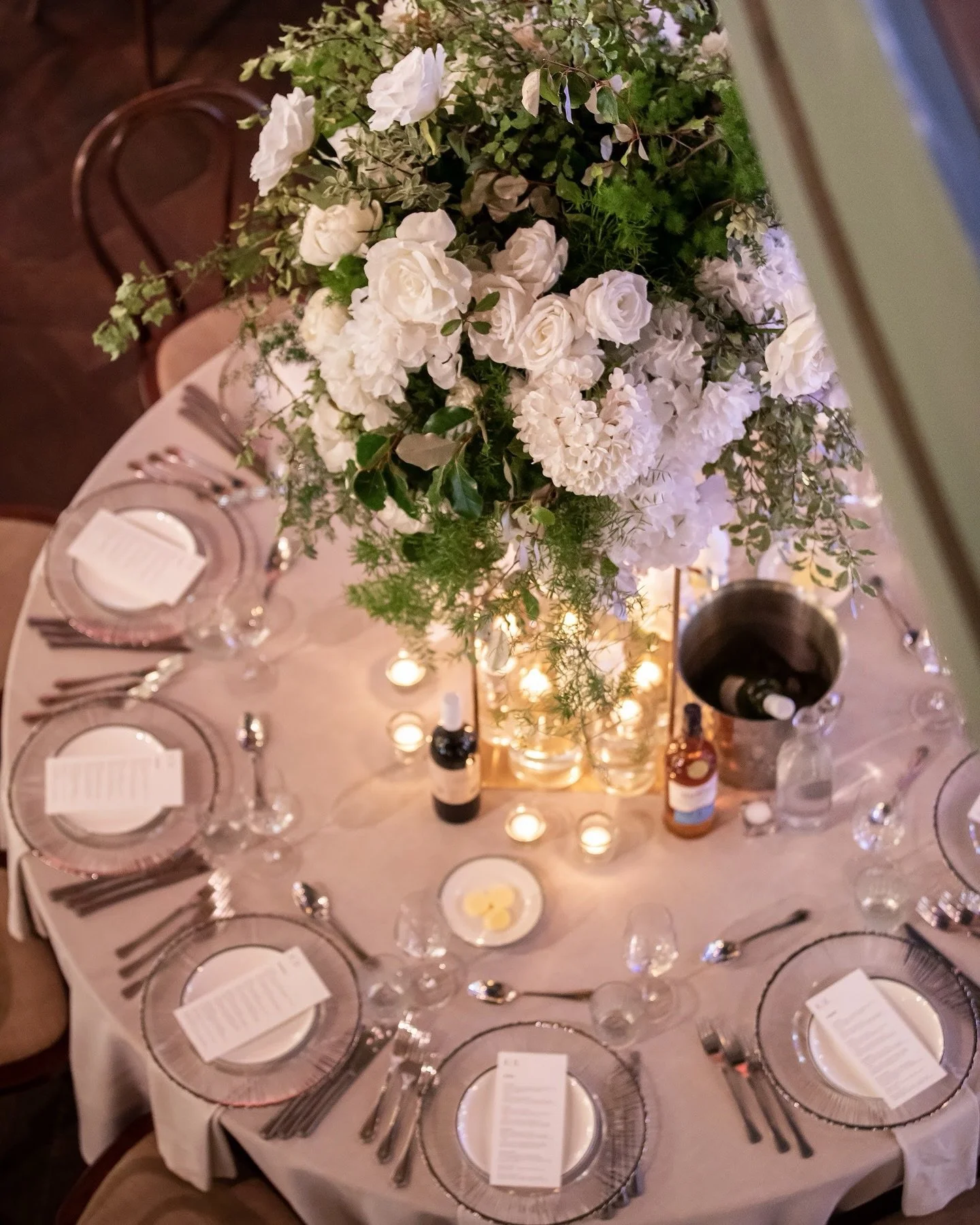 L E T S  C H A T // all things styling 💫

Soft candlelight dances across the table, casting a warm glow on every face and every moment.

A lush, high luxe floral arrangement rises from the center, a statement of elegance and romance, while leaving s