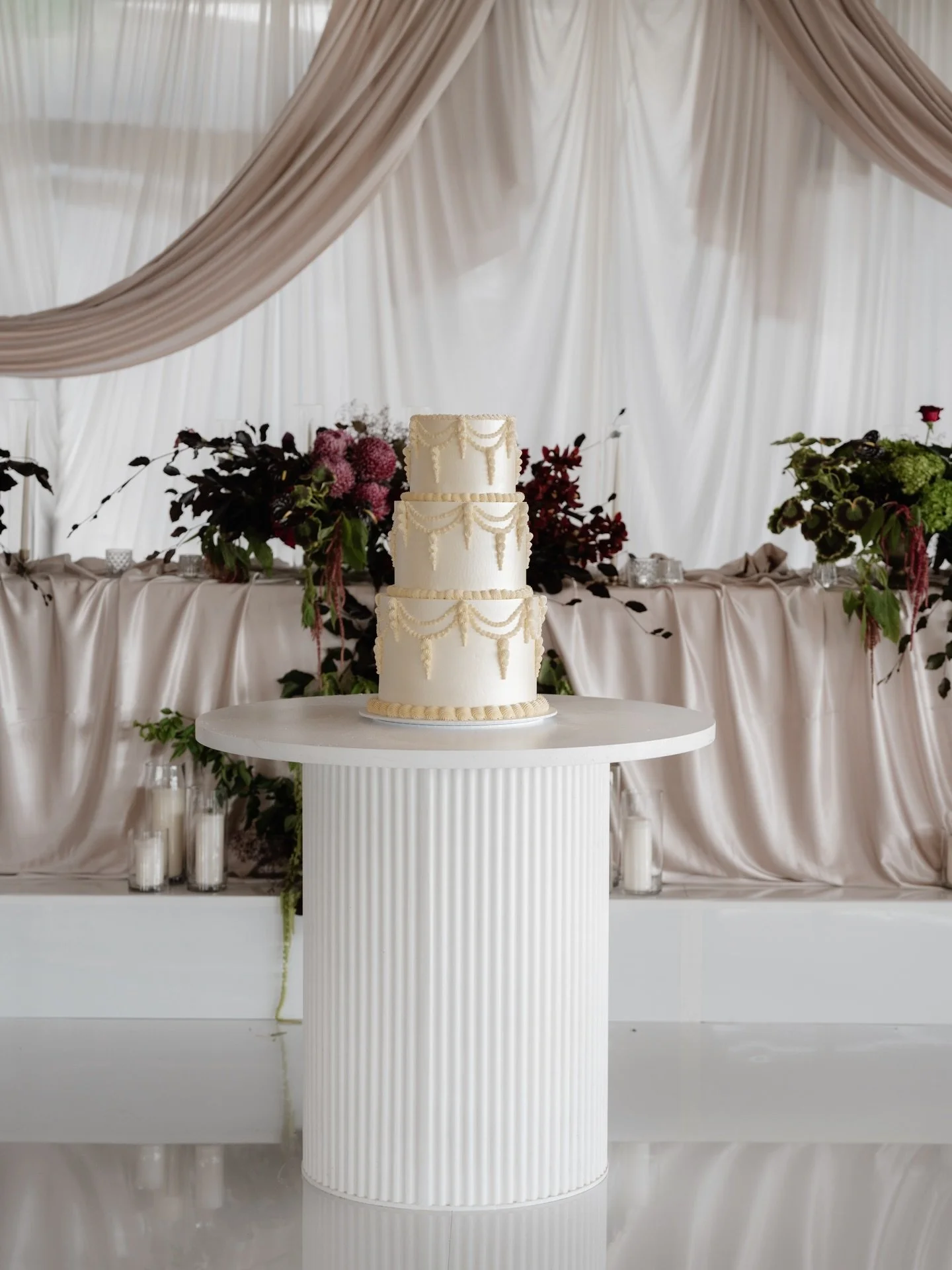 There is something so feminine and intentional about the way a wedding cake sits inside a marquee 🤍

Not just as dessert&hellip; but as a design moment.

Recently, standing in the middle of a blank canvas marquee with my beautiful couple, we didn&rs