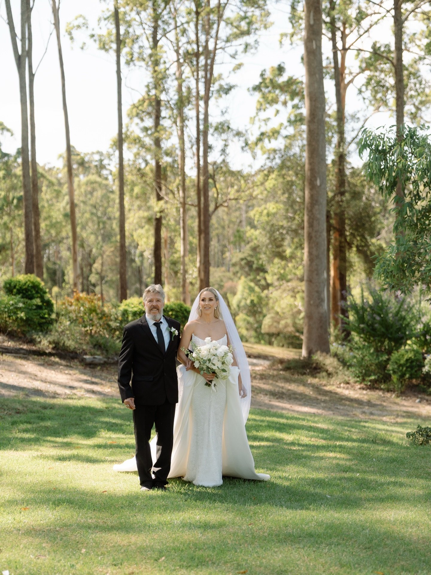 Church or Garden&hellip; 
where does the magic truly unfold? 🌿✨

There&rsquo;s something undeniably special about saying I do surrounded by open skies, ancient trees, soft garden light and the sounds of nature gently wrapping around your ceremony. A
