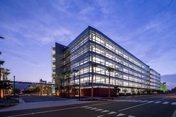 338K SF creative office building to accommodate over over 1400 employees along with a five level parking structure. 