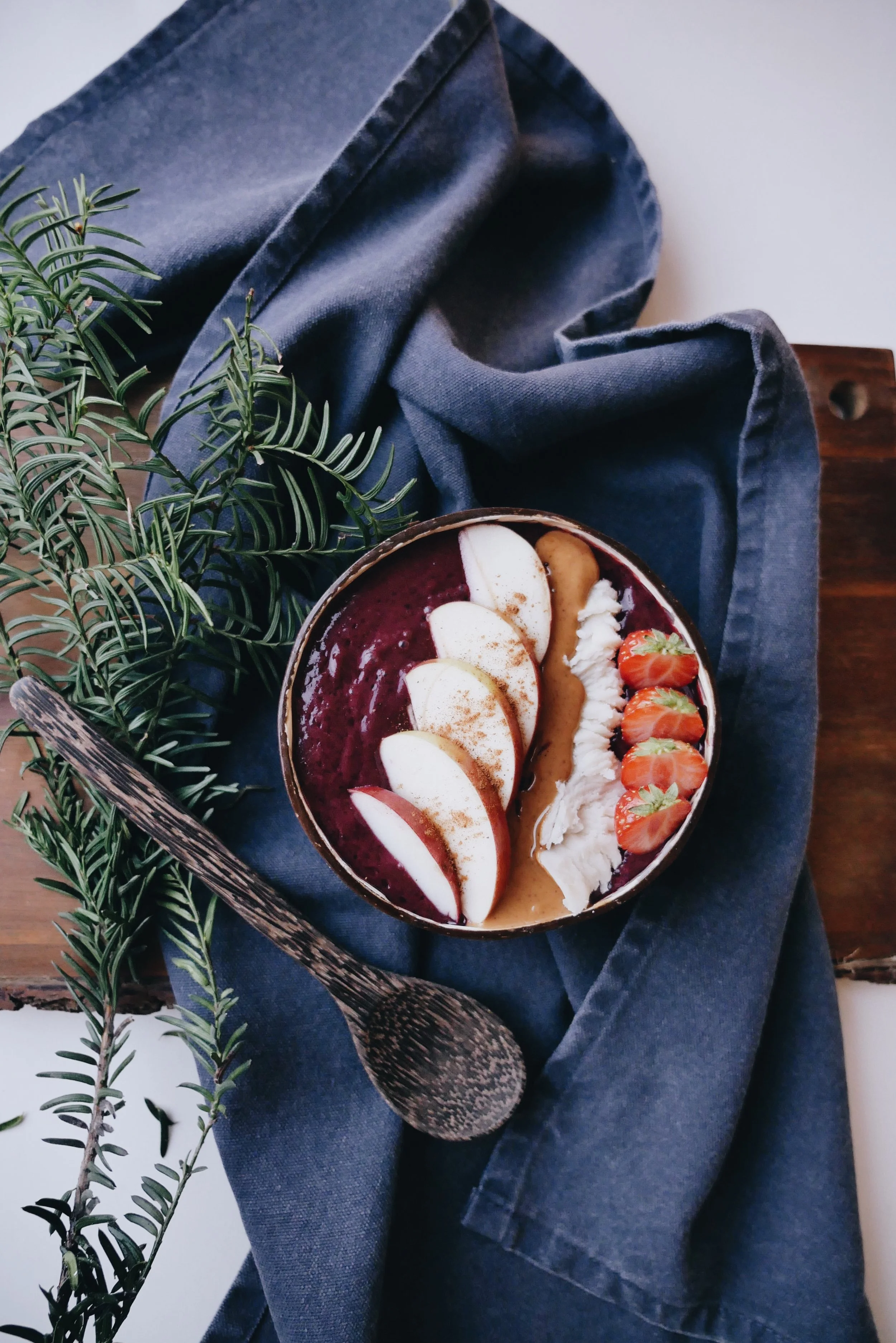 SMOOTHIE BOWL -RESEPTI ( INSTAGRAM -SISÄLTÖ, TEHTY HOHDEKOSMETIIKKA -LUONNONKOSMETIIKKAMERKILLE ) - 1 banaani - 1 luomu-omena - 1 dl suomalainen mustikka - 1 dl suomalainen puolukka - ripaus ceyloninkanelia - loraus kauramaitoa Blendaa kaikki ainekset sileäksi smoothieksi, ja kaada kulhoon. Koristele bowl esimerkiksi omenalohkoilla, kanelilla, maapähkinävoilla, kookosmannalla ja marjoilla.