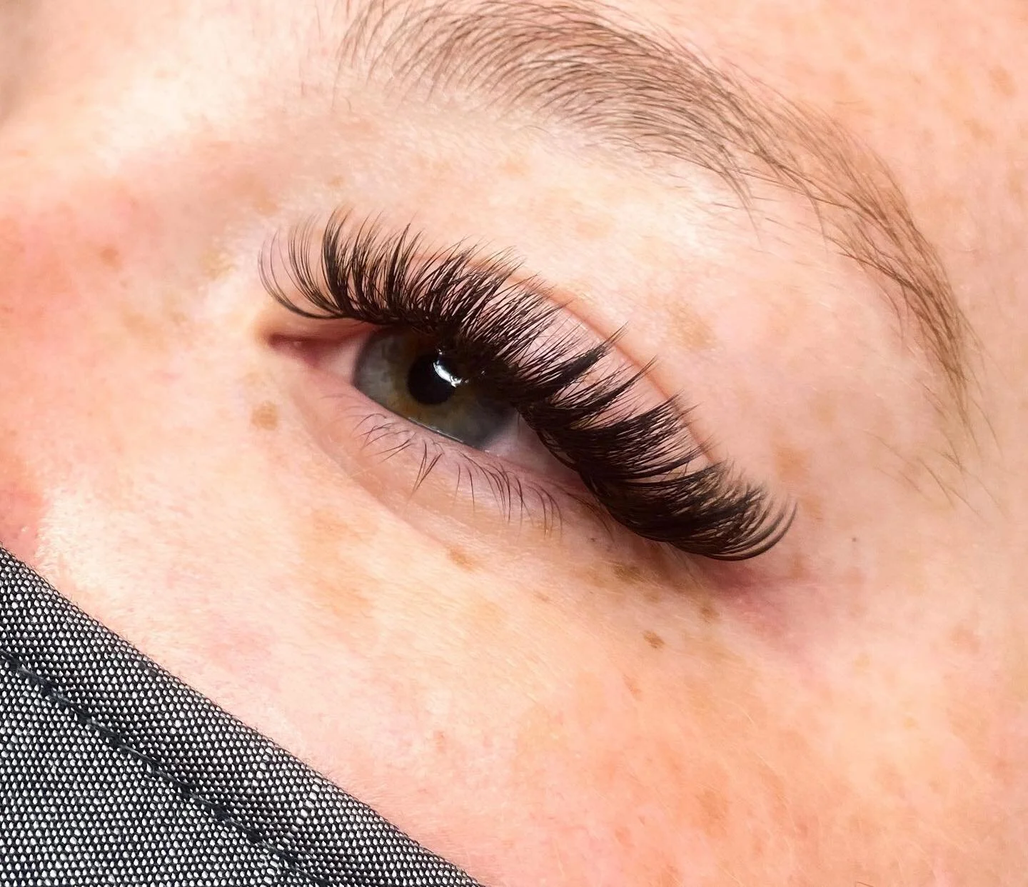 Goodbye mascara.. hello lash extensions! 😍
&bull;Lashes by @lashedbyjessiewest&bull;