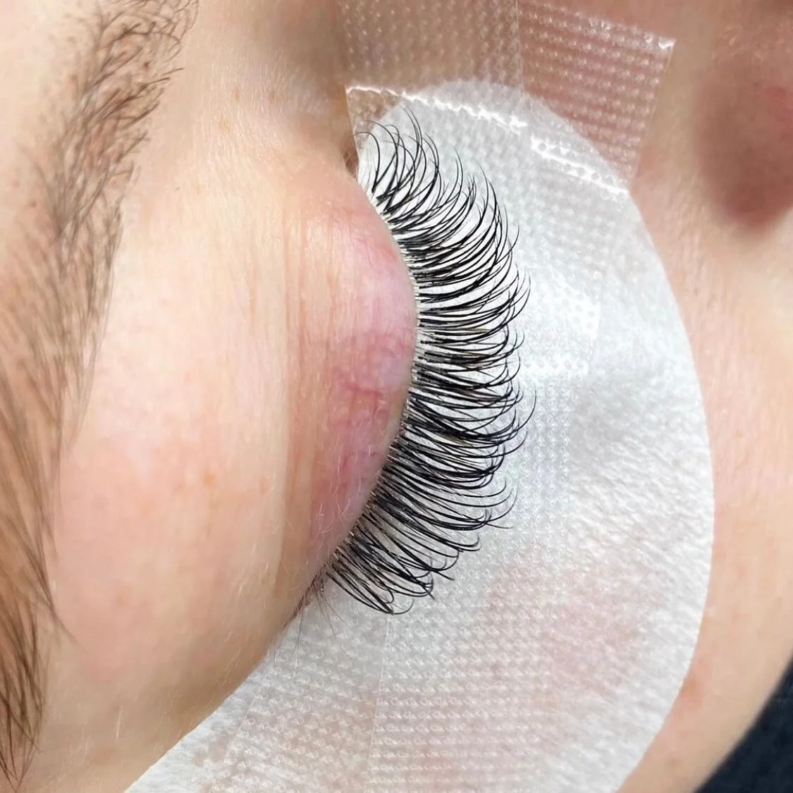 Do you want lashes but want more of a natural look? Try a set of CLASSICS! 💋
&bull;lashes by @lashedbyjessiewest&bull;