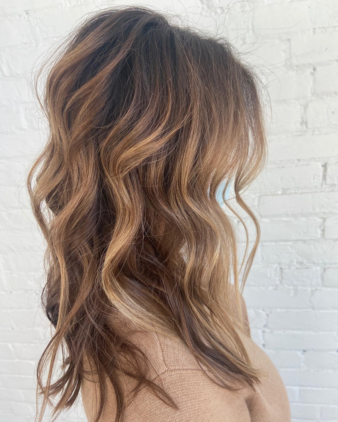 ✨golden hour ✨ 

hair cut + color by Chelsea 
#schoolcrafthairsylist #schoolcrafthairsalon #kalamazoohairstylist #golden #warmdaysahead #southwestmichiganhair #balayagehair