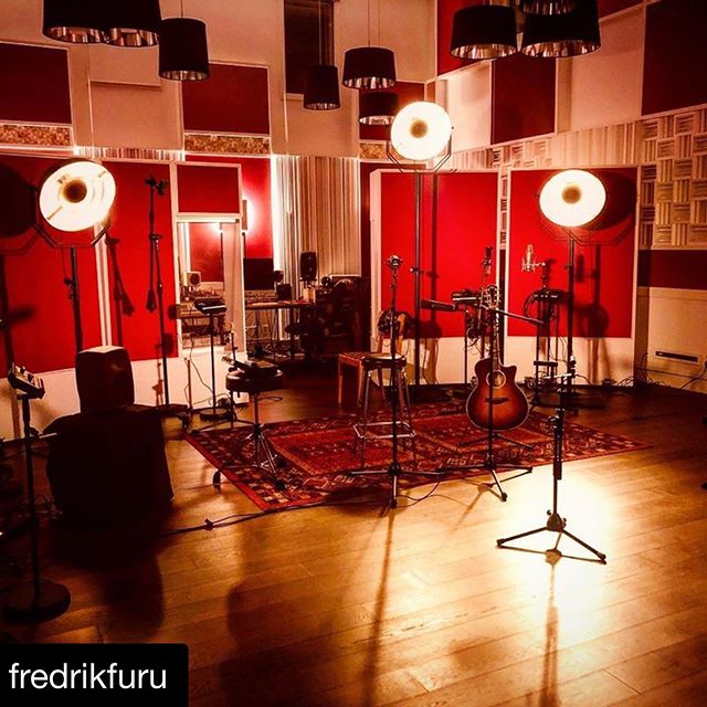 #Repost @fredrikfuru with @get_repost
・・・
Hollywoodhj&auml;rtan live fr&aring;n Midas Studios idag 27.11 kl19.00. Livestream fr&aring;n min fb-sida! #fredrikfuru #10&aring;rsomsoloartist #10vuottasooloartistina #hollywoodhj&auml;rtan #studiolive @mid