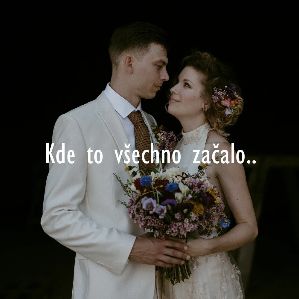 Kde to v&scaron;echno začalo? 🩷
P&iacute;&scaron;e se rok 2016 a my chyst&aacute;me na&scaron;i svatbu. Chtěli jsme pro hosty něco opravdu jedinečn&eacute;ho, a tak vznikl prvn&iacute; zku&scaron;ebn&iacute; recept na průhledn&aacute; l&iacute;z&aac