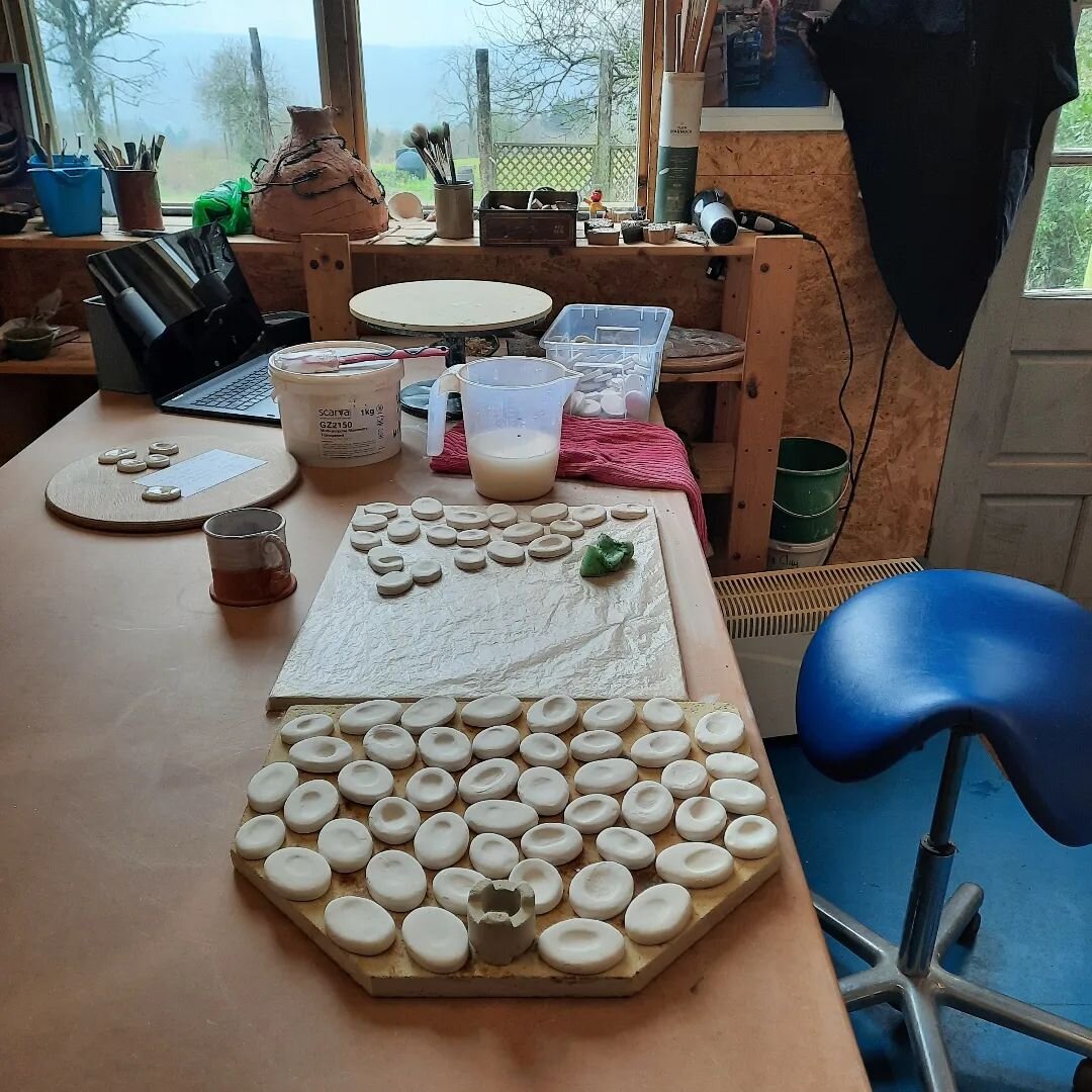 Finishing off the thumbprint tiles for @horatiosgarden Chelsea Flower Show garden.

These seemingly simple little tiles actually take as much time to make as a large moulded bowl. 

After rolling out the clay to exactly 9mm and using 2 sizes of cutte