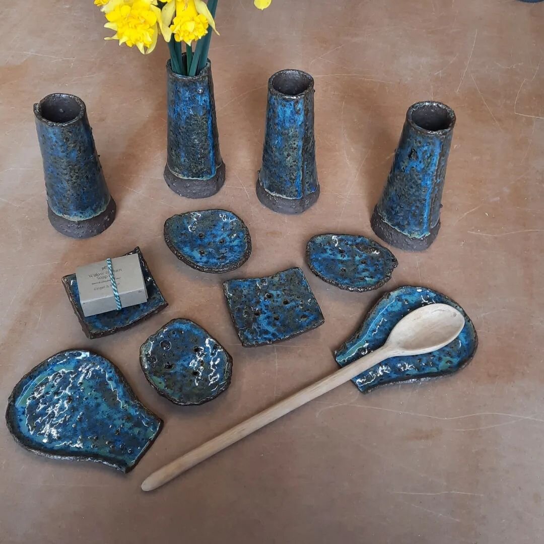 New wild clay vases fresh from the kiln. 

There will be a website shop update next week lots of new things. 

Keep an 👁 out. 
.
.
.
#newpots #handmade #pottery #wildclay #vases #soapdish #spoon #spoonrest #kitchenstyle #bathroom #interiordesign #co