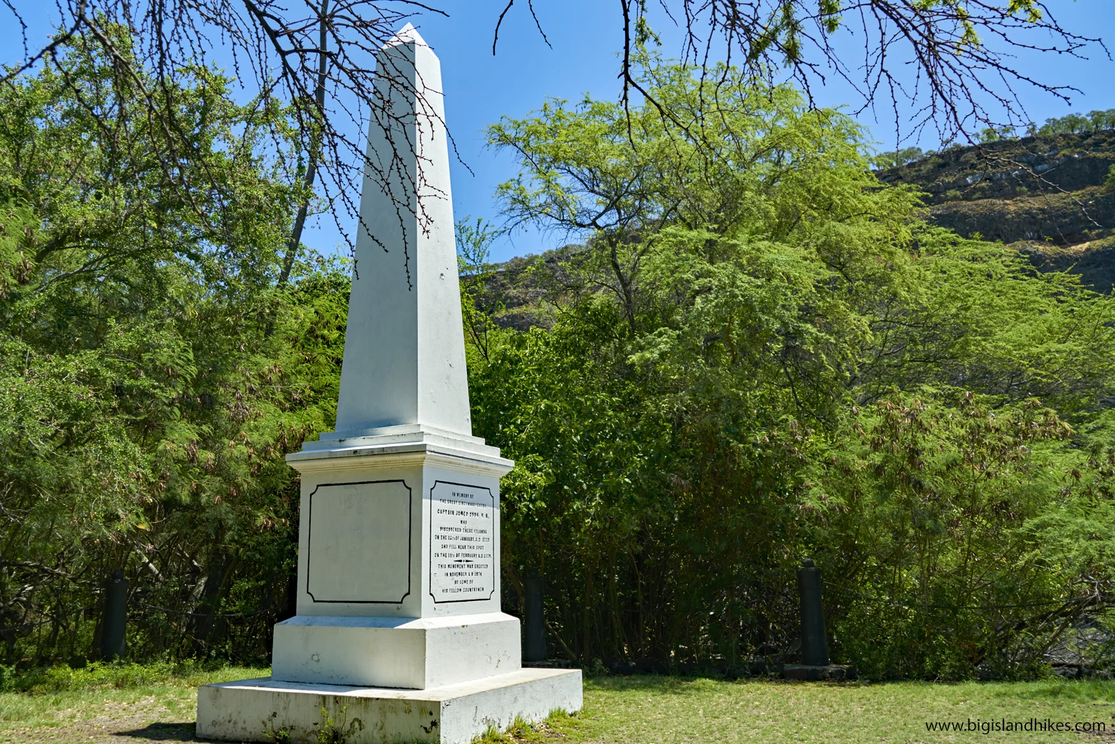 Captain Cook Memorial below the cliffs of kealakekua