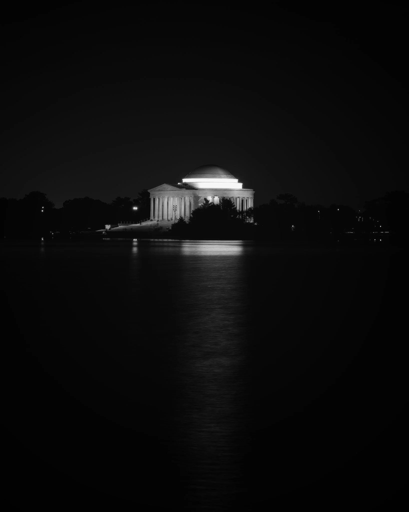 DC_BW_Jefferson_lake.jpg