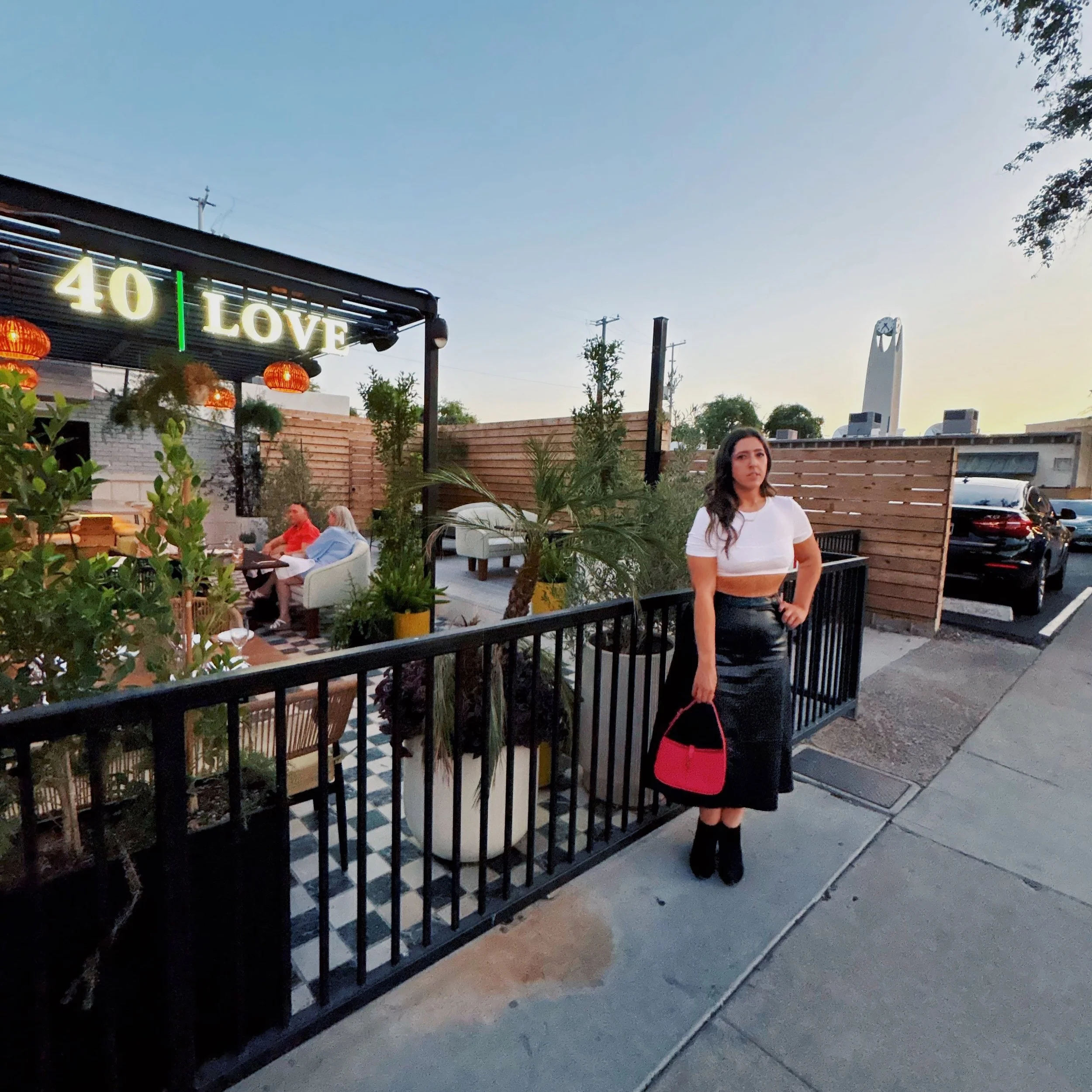 Here&rsquo;s some photos from my birthday because I didn&rsquo;t climb up on that wall in a leather skirt for nothin&rsquo; 👏🏻☠️😂🔥

#latergram #oldtownscottsdale #40love #scottsdale #foodstagram