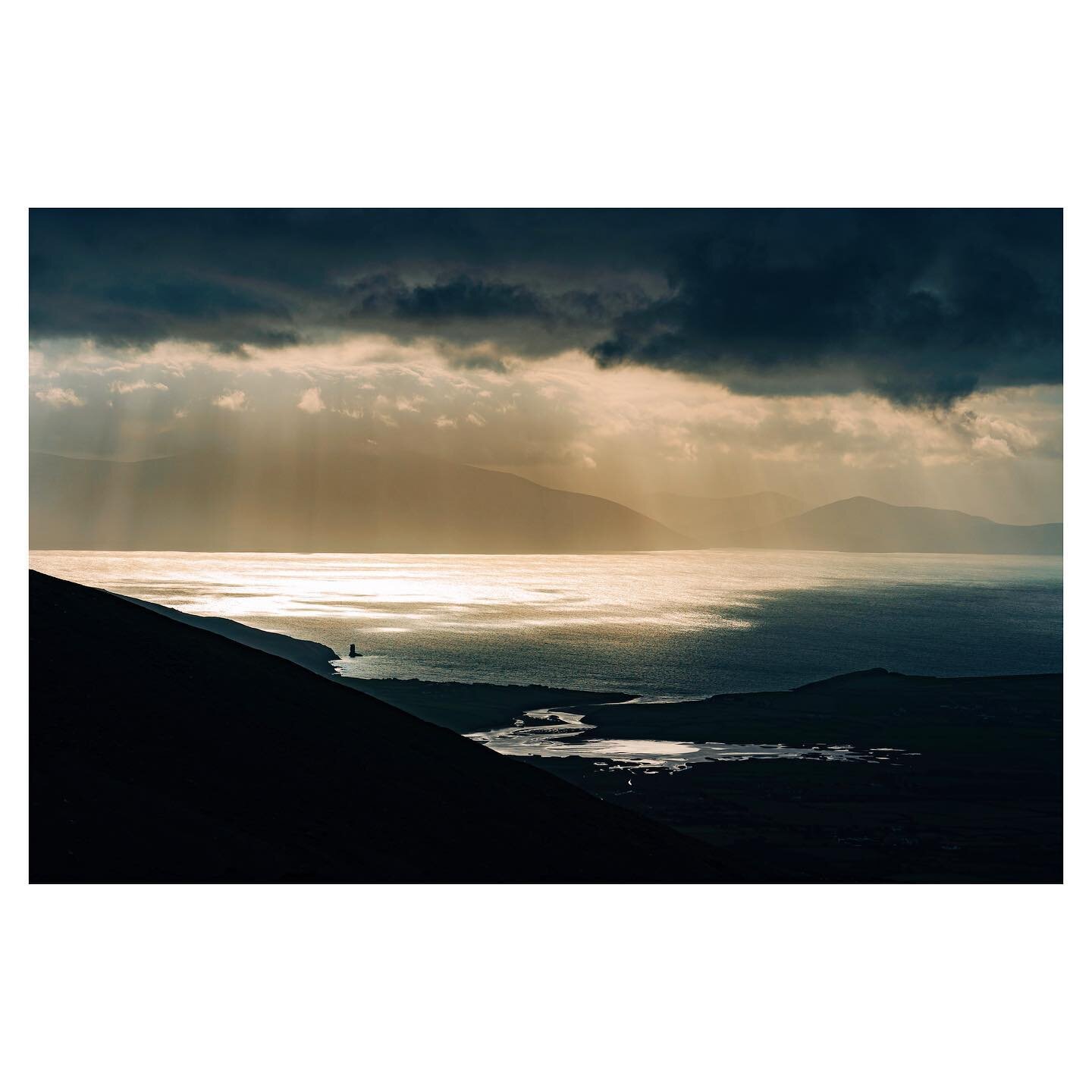 travelling light
.
.
.
#kerry #ireland #dingle #funghi #dolphin #dinglepeninsula #coast #cliffs #godrays #sunset #dusk #sun #landscape #nature #wild #ocean #wildatlanticway #mountains #atlantic #water #wilderness #roadtrip #lighthouse #sea @discoveri