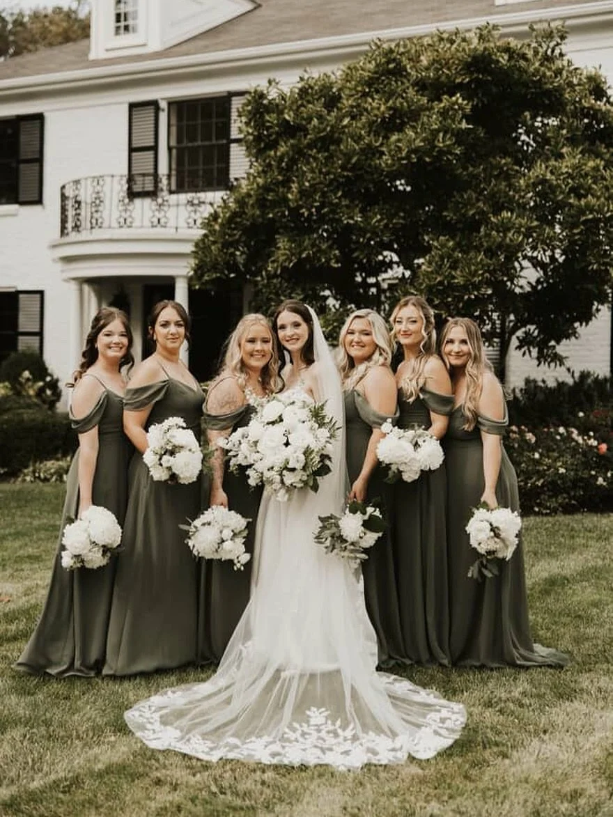 Team Hannah 
#bridesmaids #classic #pollinateandpop #florist #estatewedding #weddingphotos #love