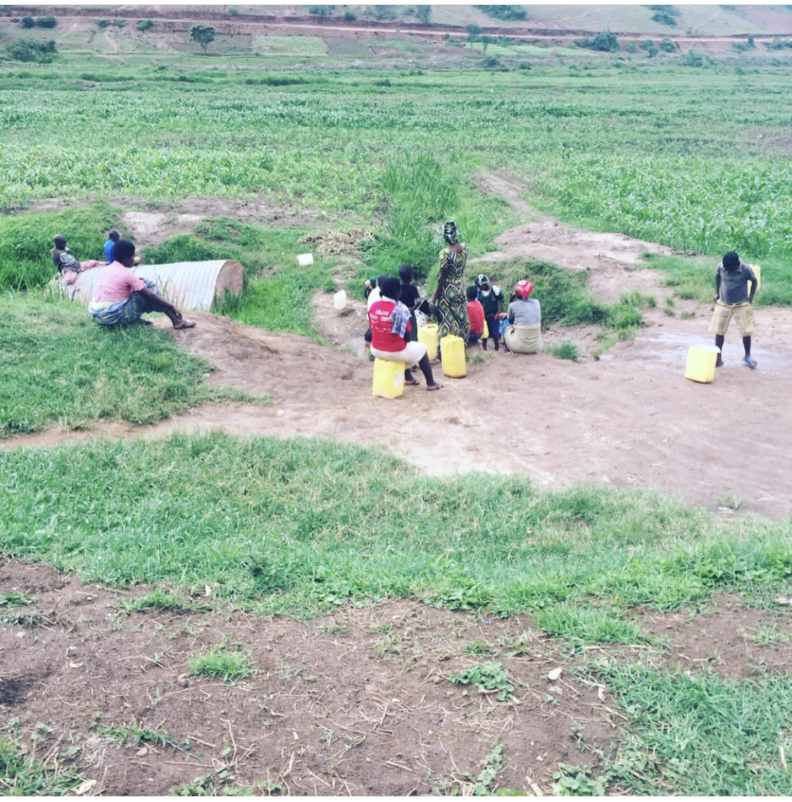 ‘Water is health’ we say in Kinyarwanda. Still in some areas in the world do not have sufficiently access to clean water. Heading towards Nduba Sector #sundaywalkrwanda #bethepeaceinitiative