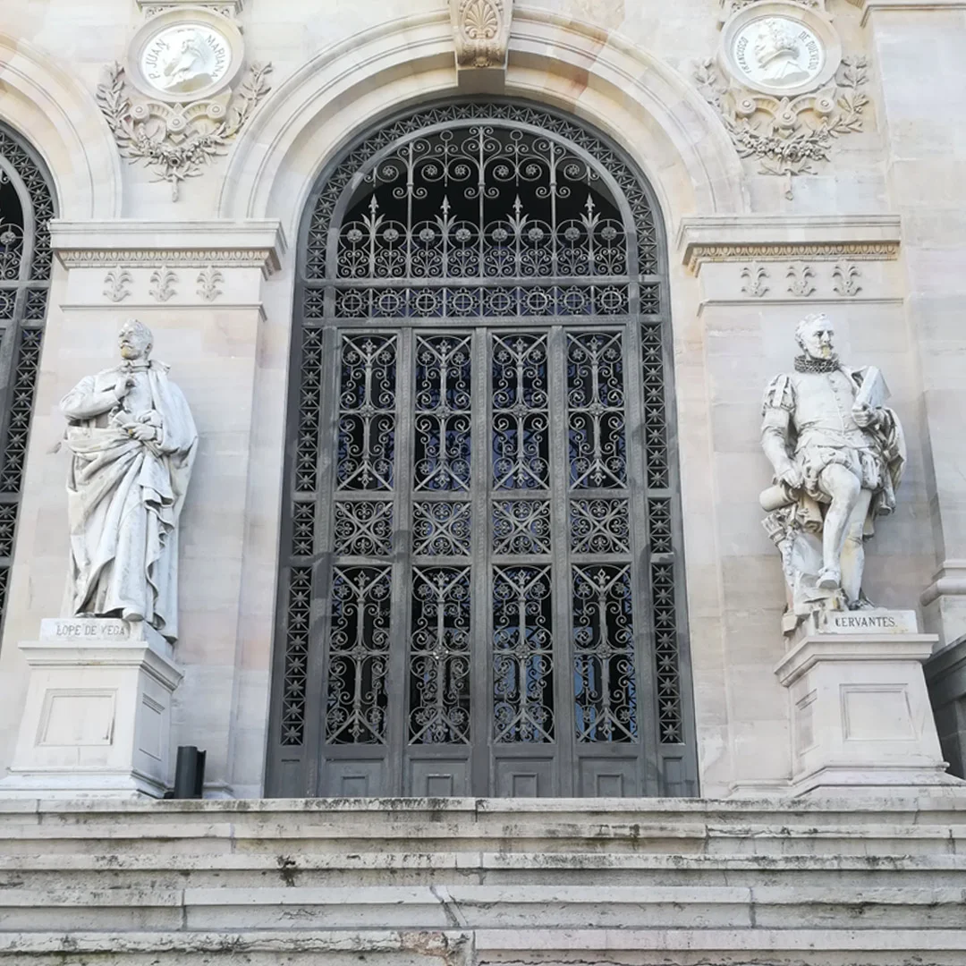 Estatuas de Lope de Vega y Miguel de Cervantes en la Biblioteca Nacional. Madrid. Historia de Madrid