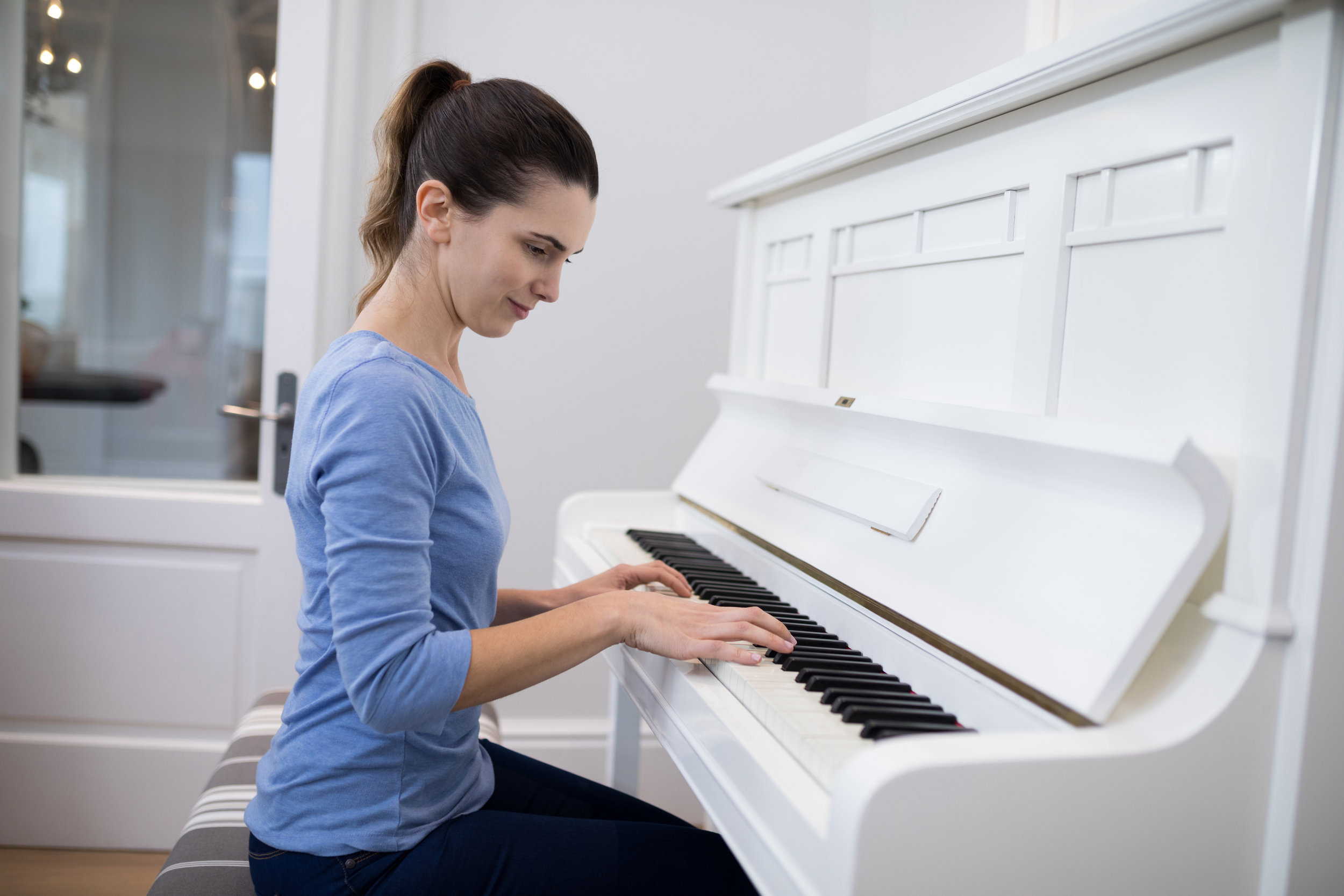 Look she plays the piano. Женщина пианино stock. Пианистка на белом фоне. Портрет женщины у рояля. Woman playing Piano.