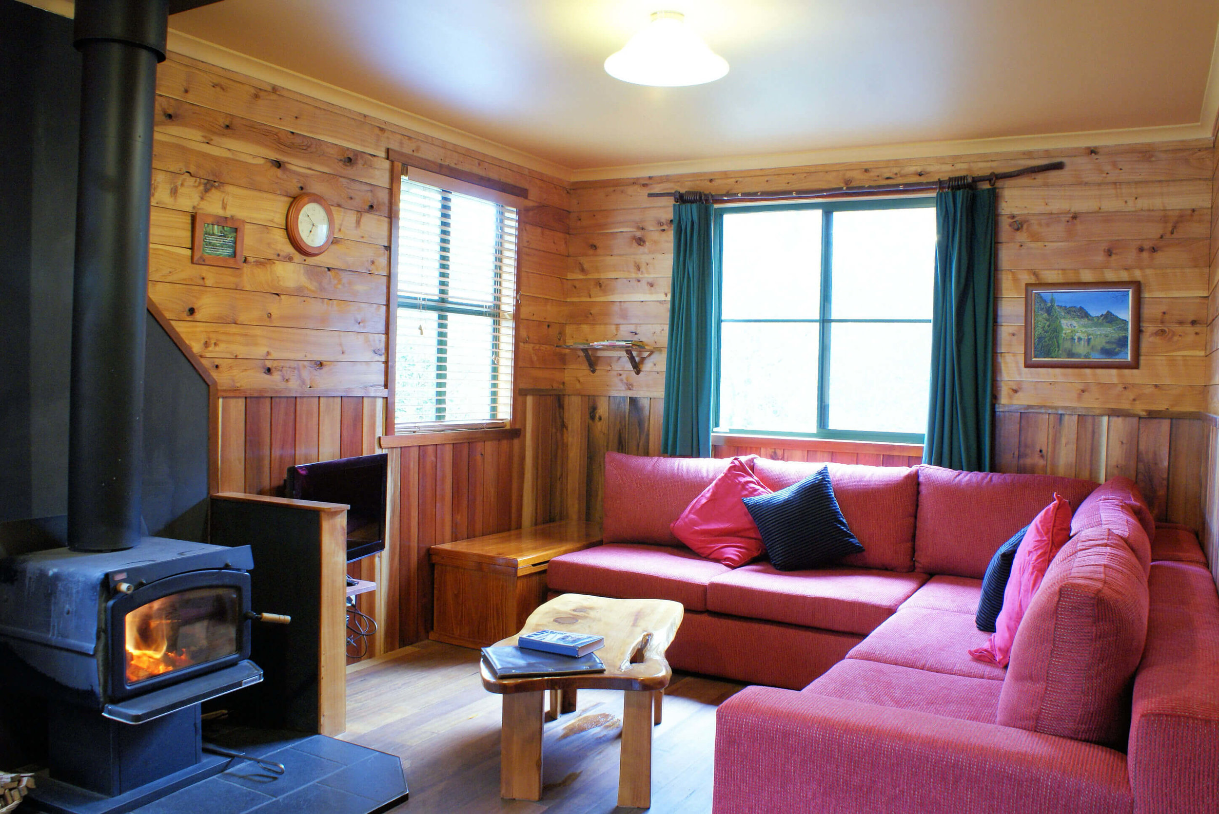 Stringybark cottage lounge.jpg