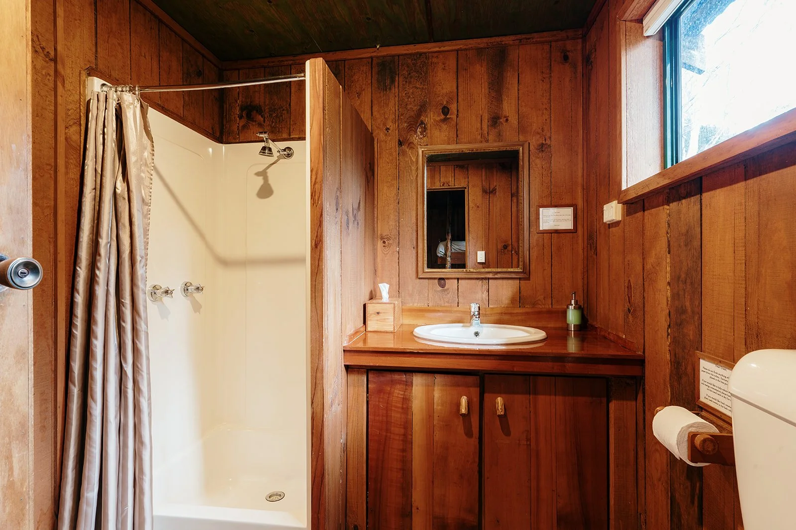 shower bathroom.jpg