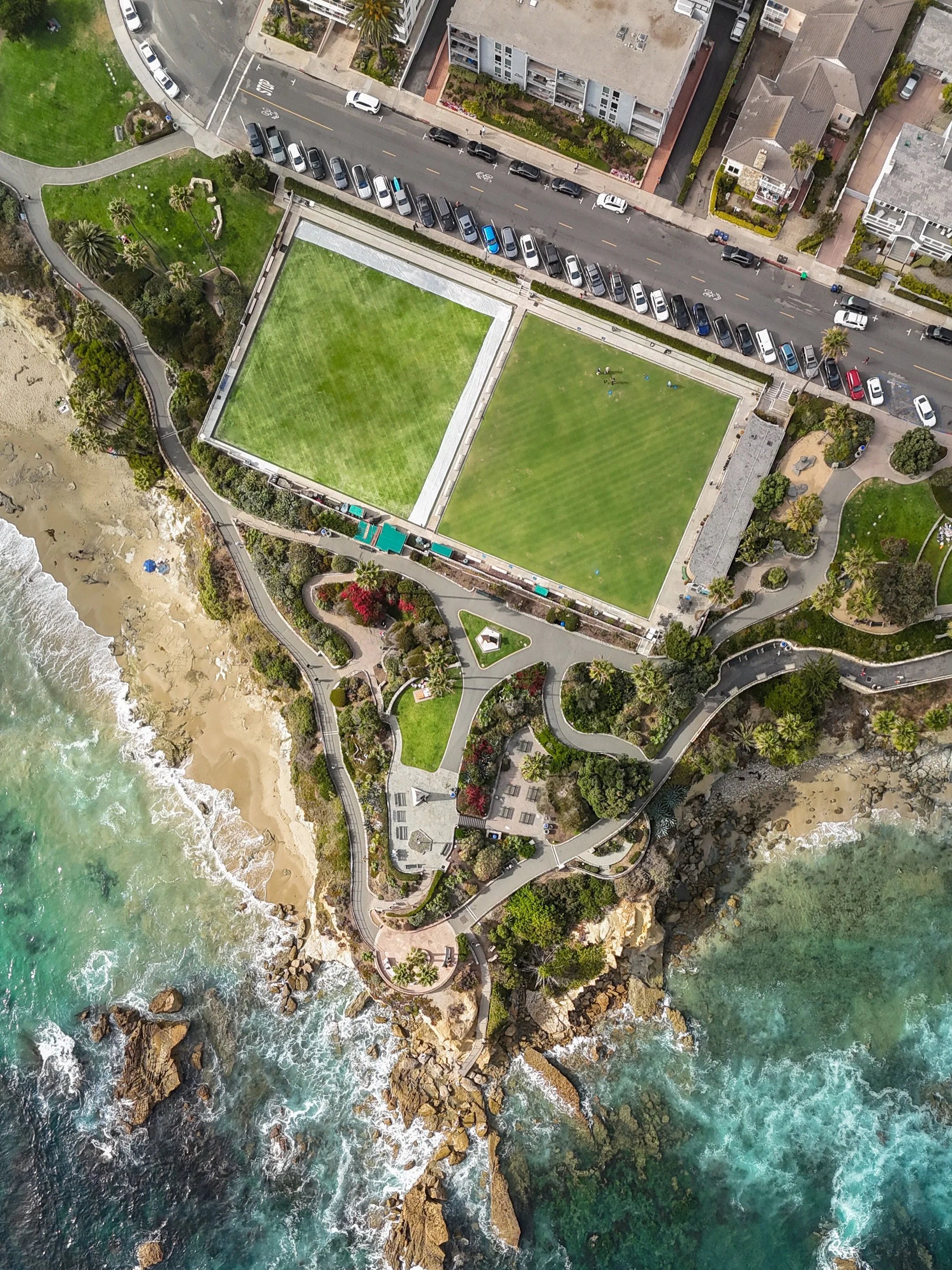 Hot take: Laguna has the best coastline in Orange County. Are we wrong?
📸 @tonedrone