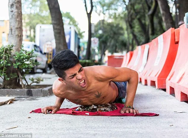 2E4B060000000578-3313418-Desperate_Young_men_women_and_children_like_Gustavo_18_who_writh-a-121_1447236773933.jpg