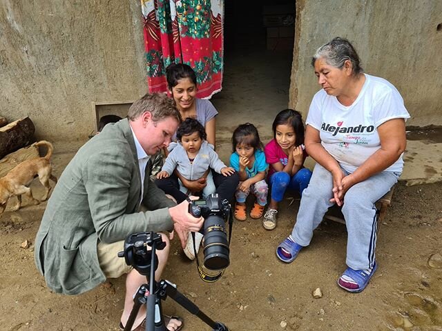 Corresponsal @alasdairbaverstock en el pueblo de San Juan  Ozolotepec hablando con familias afectadas tras el sismo