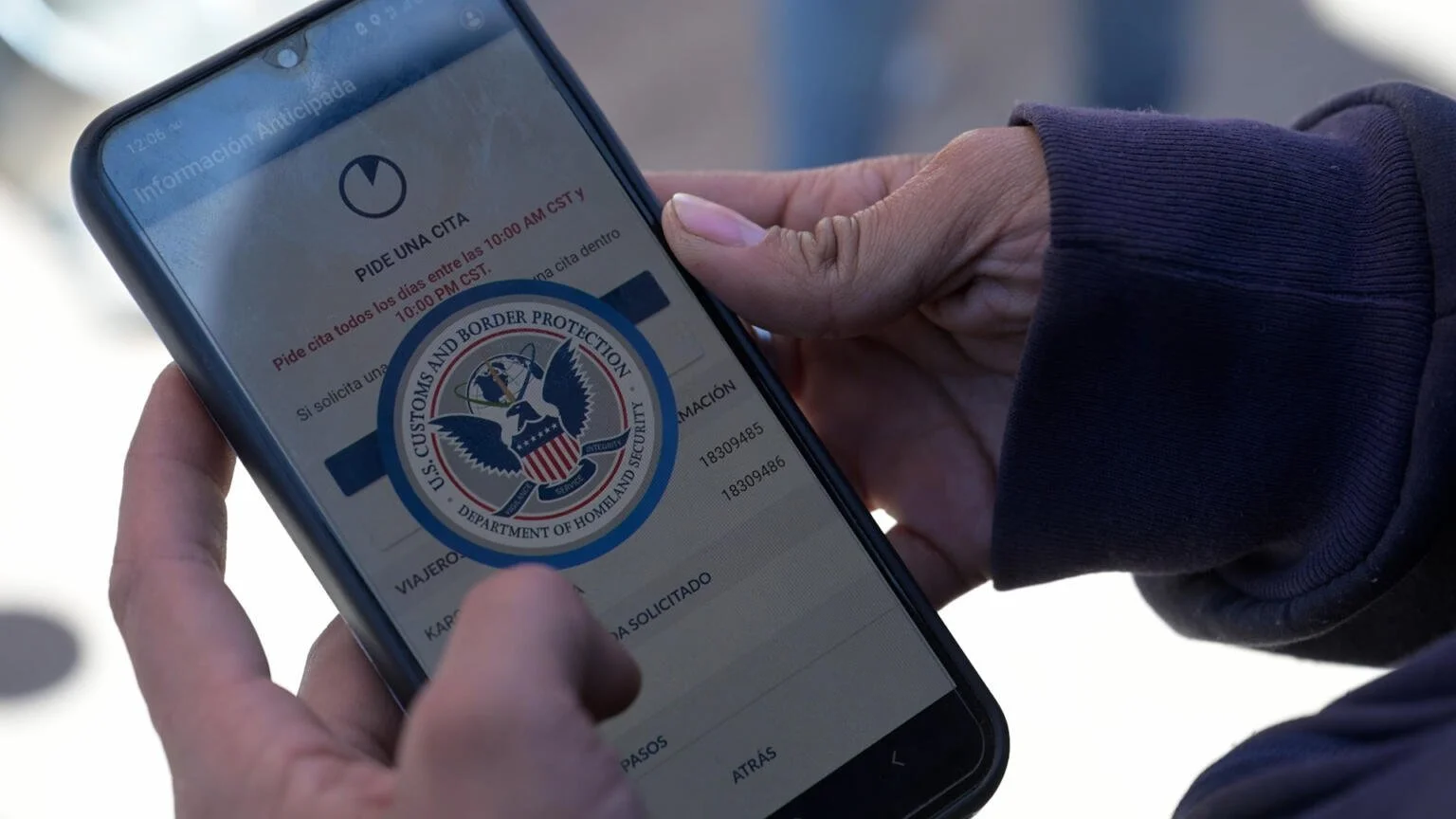 Migrants face vital decision at U.S. border