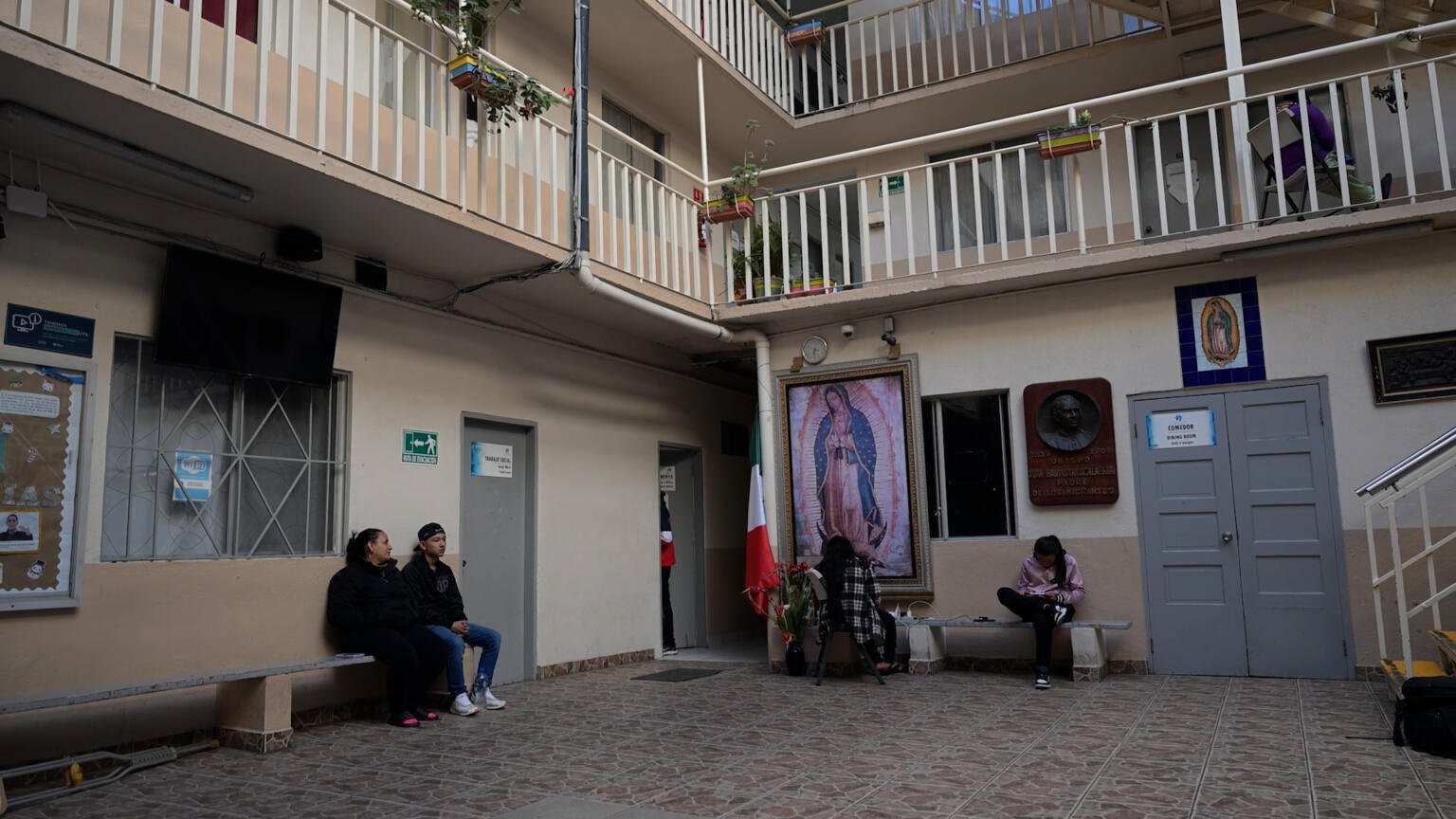 Migrants face long journey home 