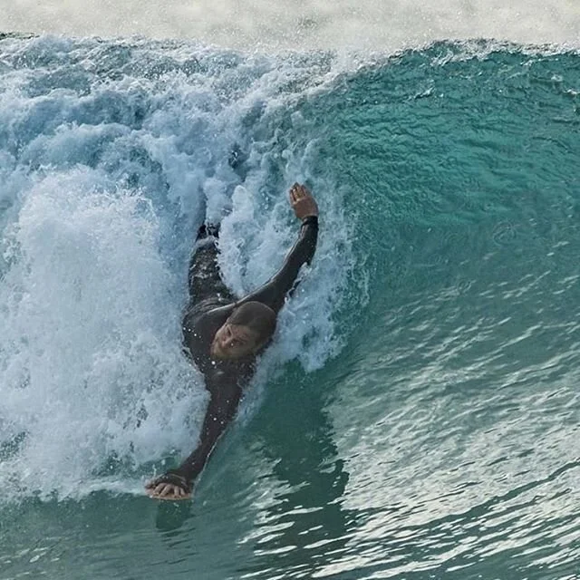 The Budgy Boys pin up star @prowey all style, no worries. 👌 Great shot by local legend @davidmolloyphotography 
@budgyboys .
#bodysurfing #bodysurfpodcast #bodysurf #handplane #handsurf #layback #onehandplaneonetree