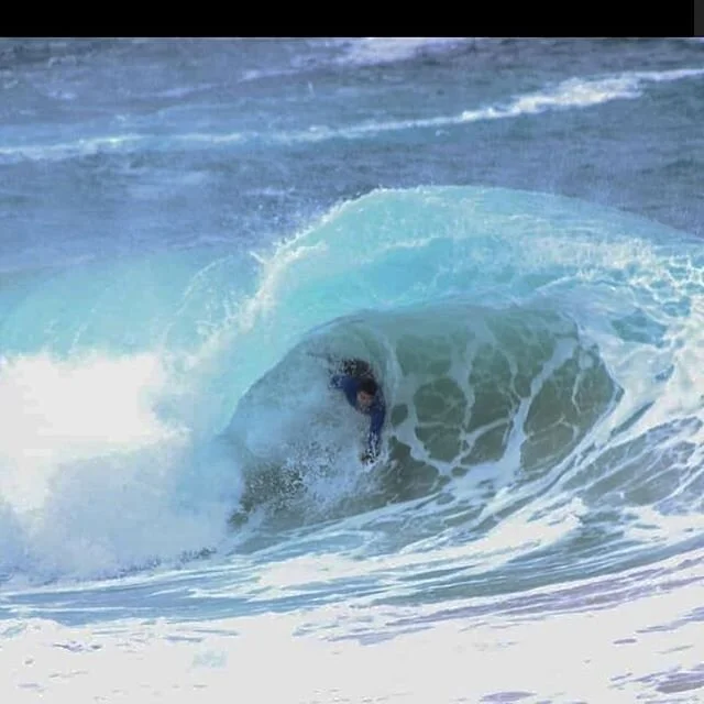 Hands up if you love Australian winter!!! It may be colder but when it throws up delicious nuggets like this it's hands up all the way 🙌🙌🙌🙌 WAWrrior @p.khod in the sweet spot with @robincooiman03 behind the lense
.
#bodysurfing #winterswells #get