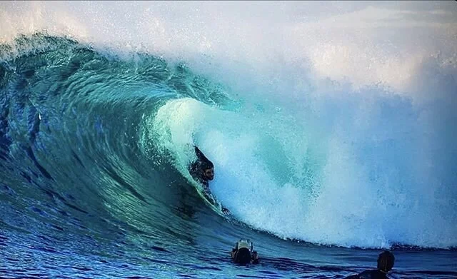 Yew! So as the Nat Geo doco came to air the actual place turned it on. Stoked to snag a few amongst a great crowd with @tim_bonython_swellchasers filming from the channel 🤙
.
Swipe for more .
#bodysurfing #handplane #handsurf #bodsquad #surfingnsw #