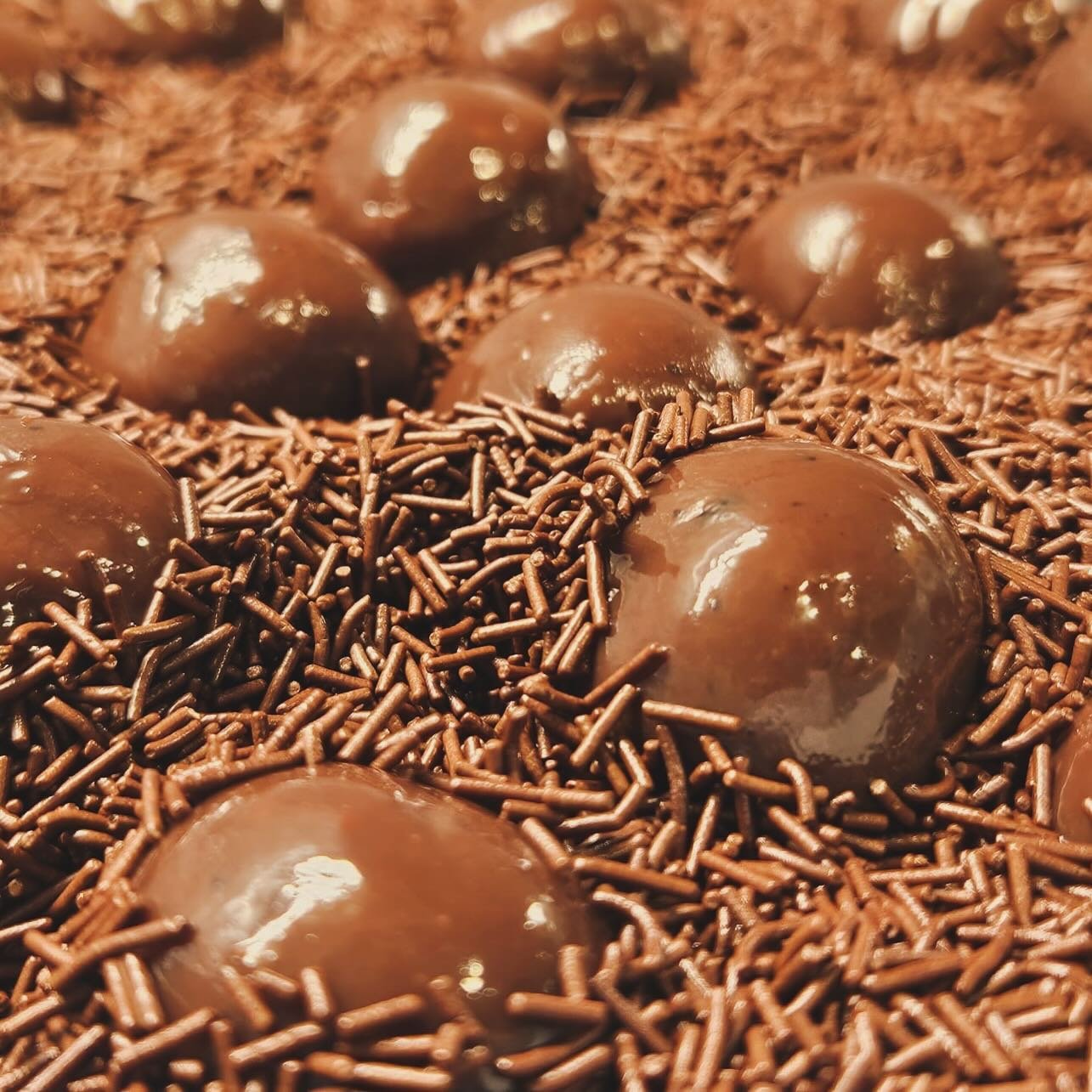 Cooking up something sweet 🍫 ✨

#leatelierdubrigadeiro #brigadeirosgourmet #brigadeirolovers #ilovebrigadeiro #dessertideas #chocolatesweets #brigadeirotradicional
