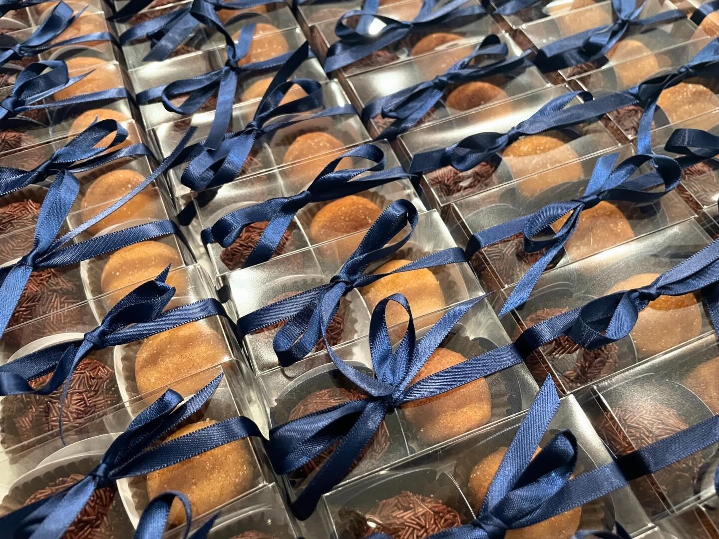 Tis the season for holiday cheer! Spread some love with our sweets 🍫🎄❤️

#christmasgifts #brigadeiro #giftbox #chocolatetreats #brigadeirogourmet #ilovebrigadeiro #christmastreats