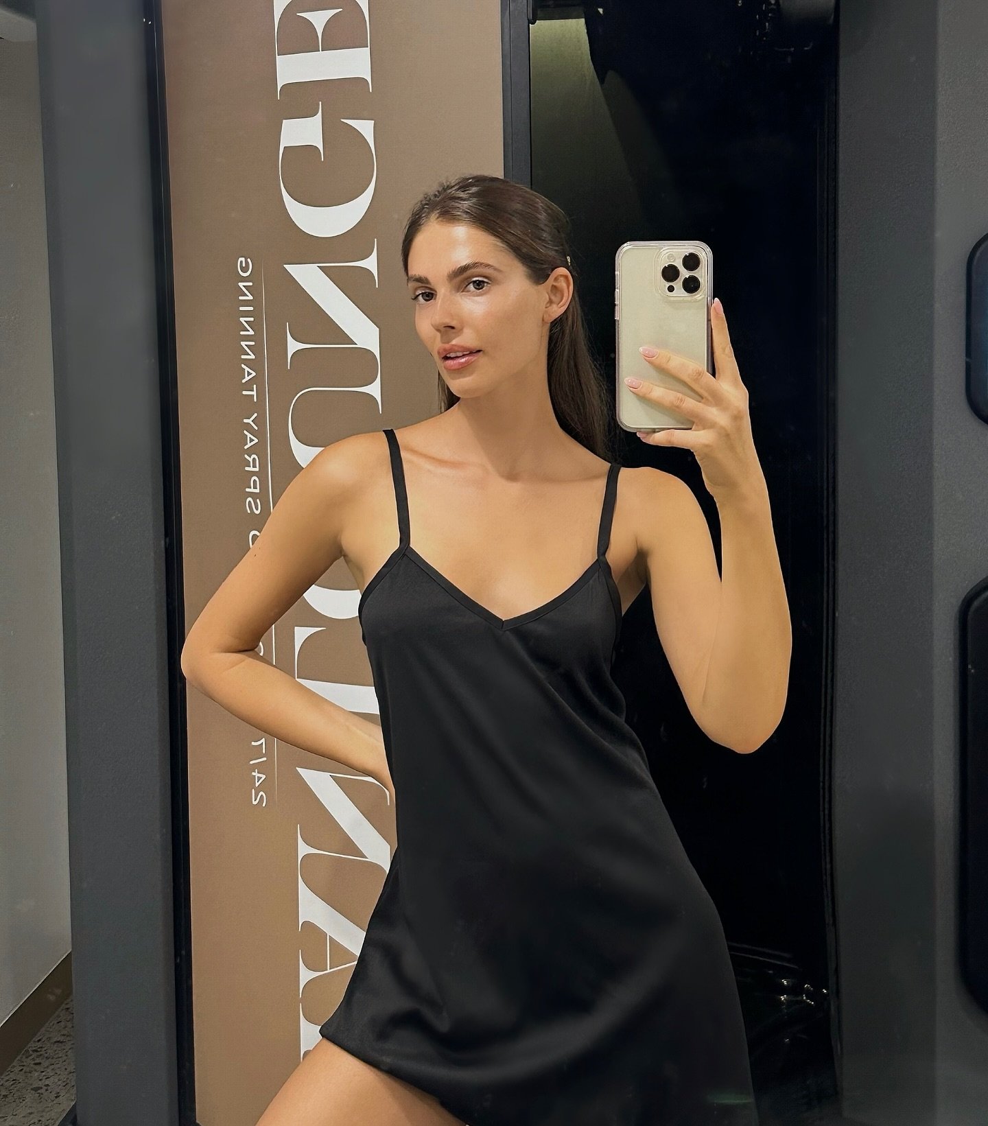 Loving @coriwood post tan look in a gorgeous tanning dress &amp; fresh coat of Golden Globes ✨🤎

Get the look and glow with us - grab your own tanning dress from the vending machine 🫶🏽

#tanlounge #tanloungegoldcoast #automatedspraytan #sunlesstan
