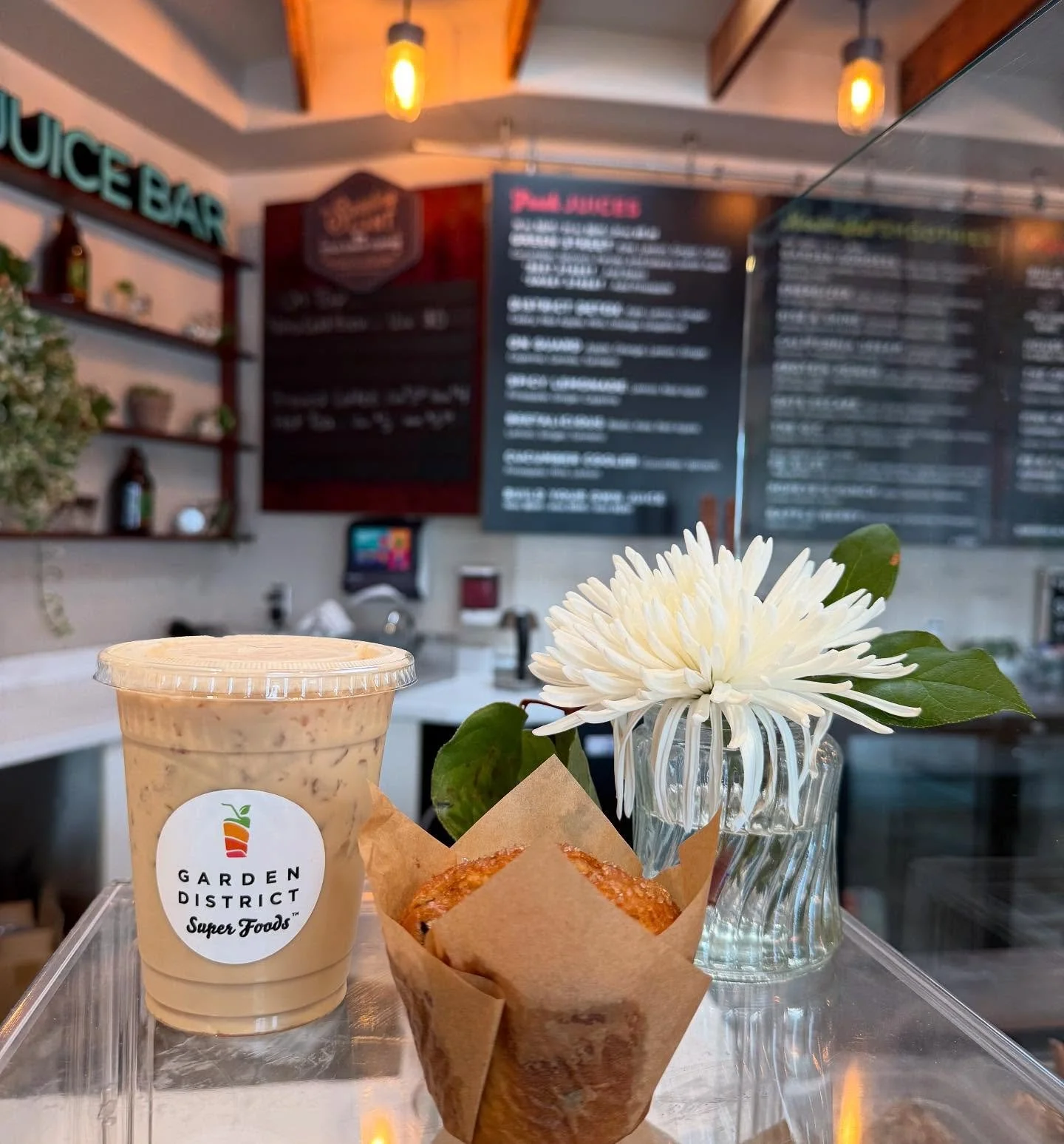 The perfect afternoon pick-me-up ☕️

#gardendistrict #muffin #sealbeach #coffee #devynnsgarden
