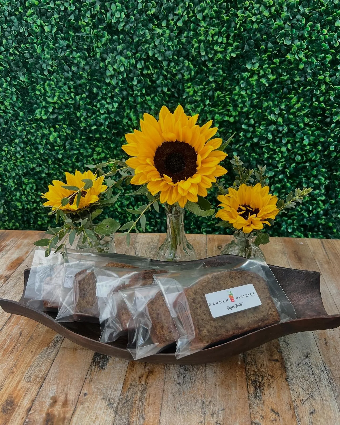 Sweet news! 🍌🍞 Fresh-baked banana bread and other tasty treats are now available 🎉 Hurry in&mdash;there&rsquo;s a limited daily supply 🏃&zwj;♀️💨 

#gardendistrict #sealbeach #bananabread #devynnsgarden