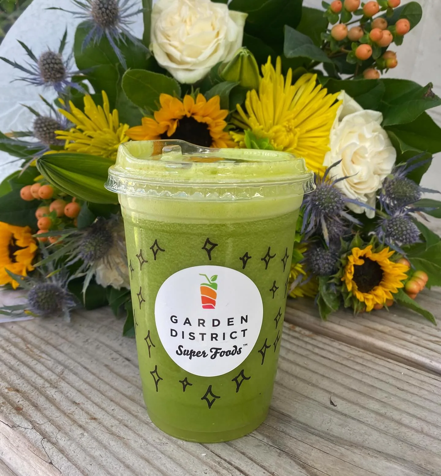 New Year, new juice! ✨🍋🥒🍍

Try our New Year Refresher, a delicious blend of orange, pineapple, spinach, mint, cucumber, and ginger! 🌿🍍

#devynnsgarden #sealbeach #acai #juice #smoothie #bouquet #orangecounty #juicebar #gardendistrict #yummy #hea