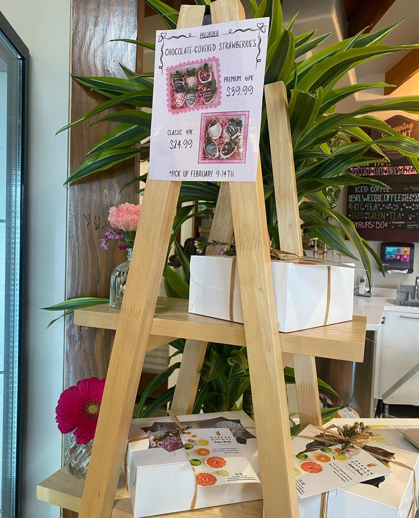 Our chocolate covered strawberries are now available in store! 🍓🍫🌹 

Available from the 9th-14th! Preorder or pick up in store now ❣️

#chocolatecoveredstrawberries. #giftidea #valentinesday #valentine #bemine #sealbeach #orangecounty #hiddengem #