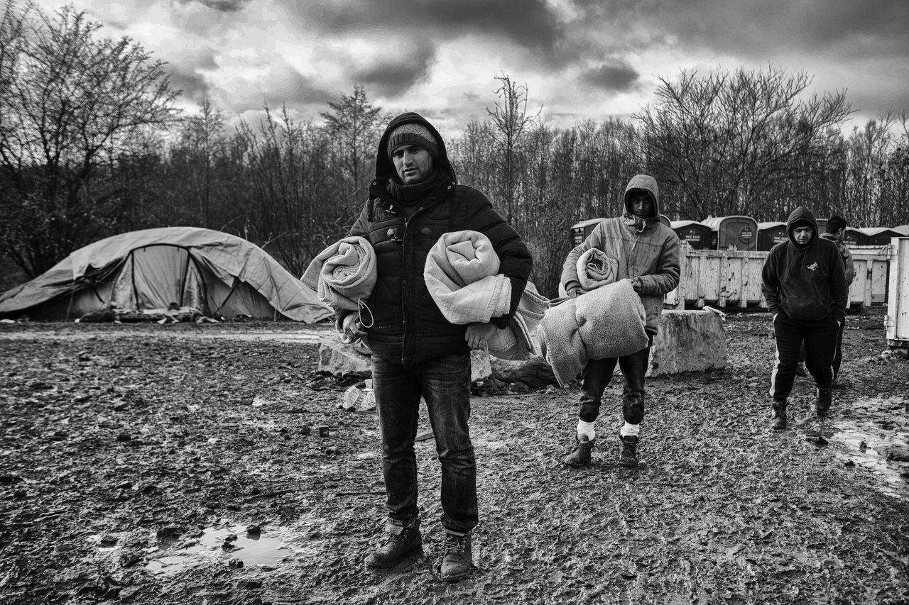  Kurdish migrants with blankets at the makeshift camp of Grande-Synthe, Dunkirque, France, January 15, 2016. Photo Delmi Alvarez. 