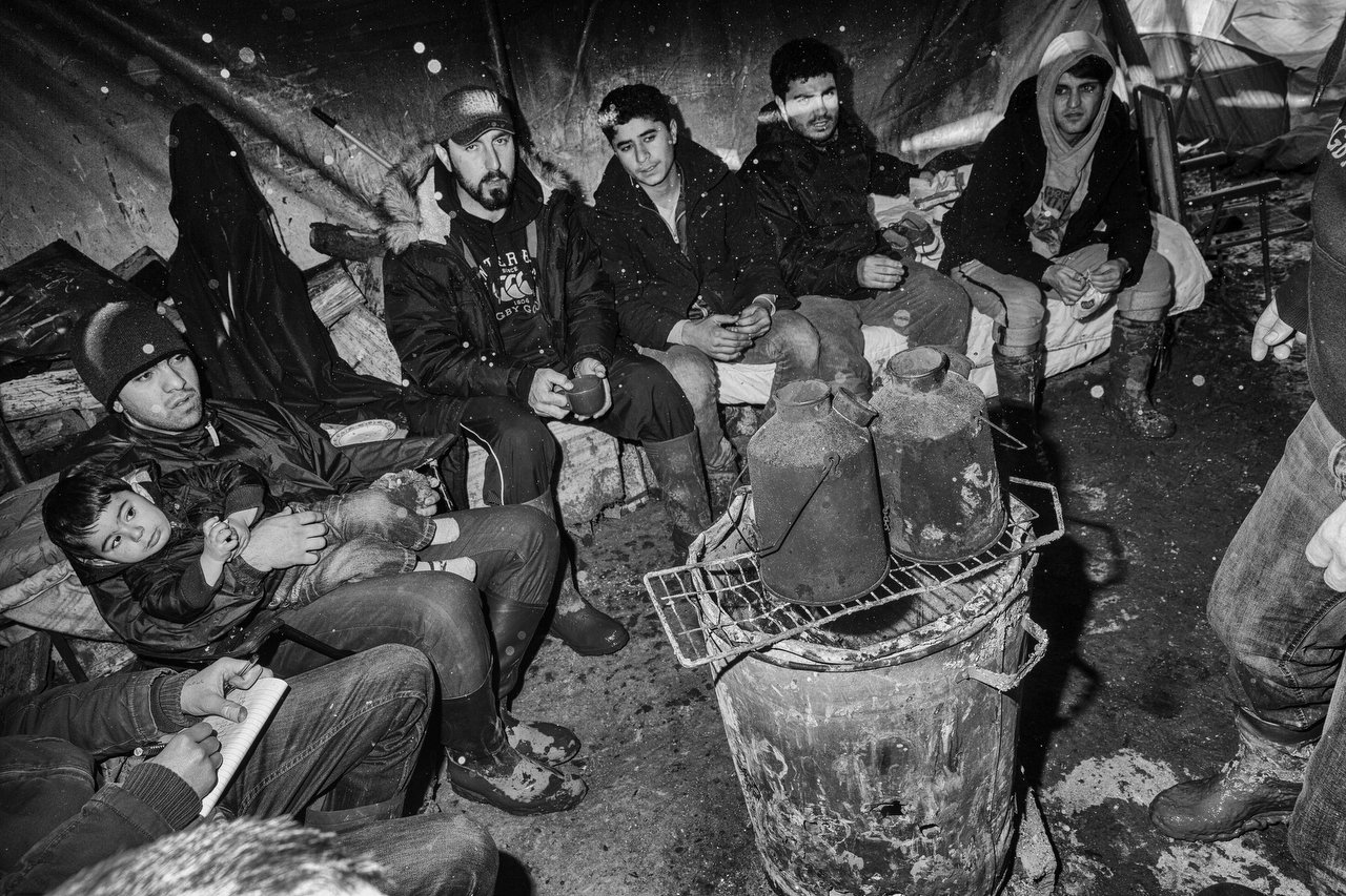  A family of Iraq, prepares tea at the refugee camp of Grande-Synthe, Dunkirki, France, January 8, 2016. Photo Delmi Alvarez. 